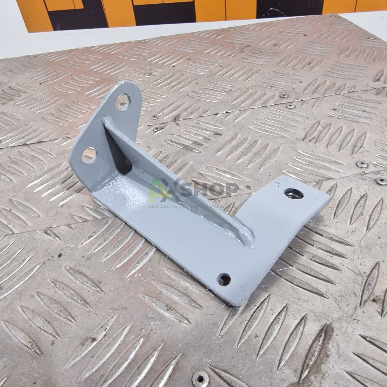 8.23.045 АХ Кронштейн растяжек правый