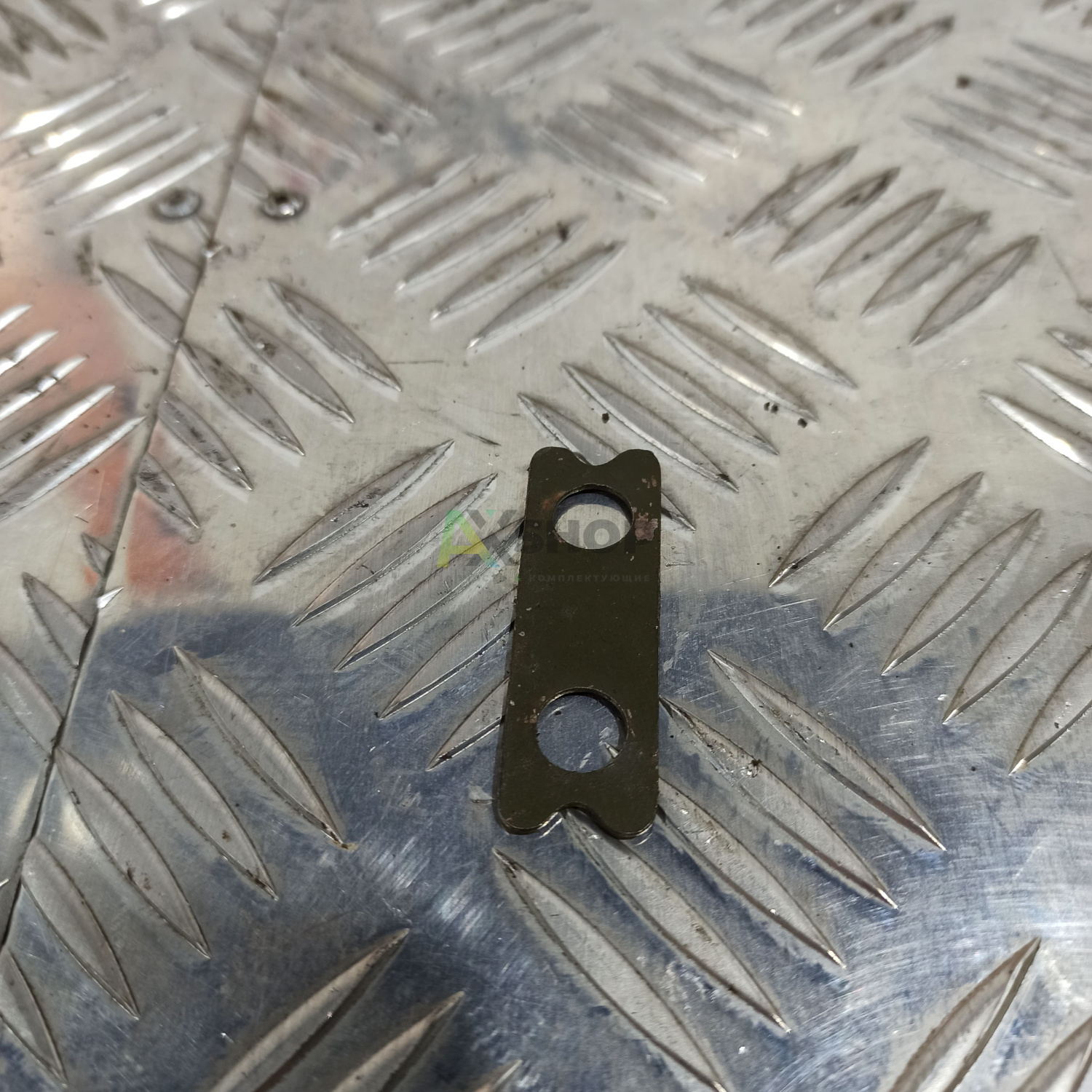 Планка стопорная болтов фиксатора гайки гильзы 47-3205092