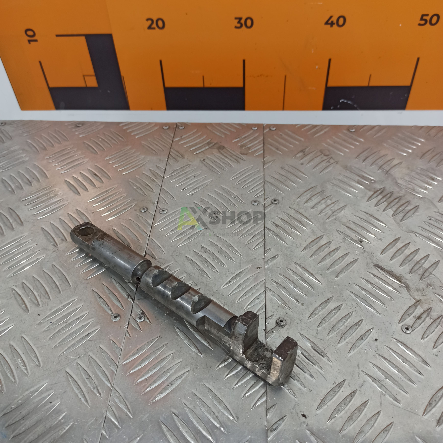 8.21.115 Поводок средний левый