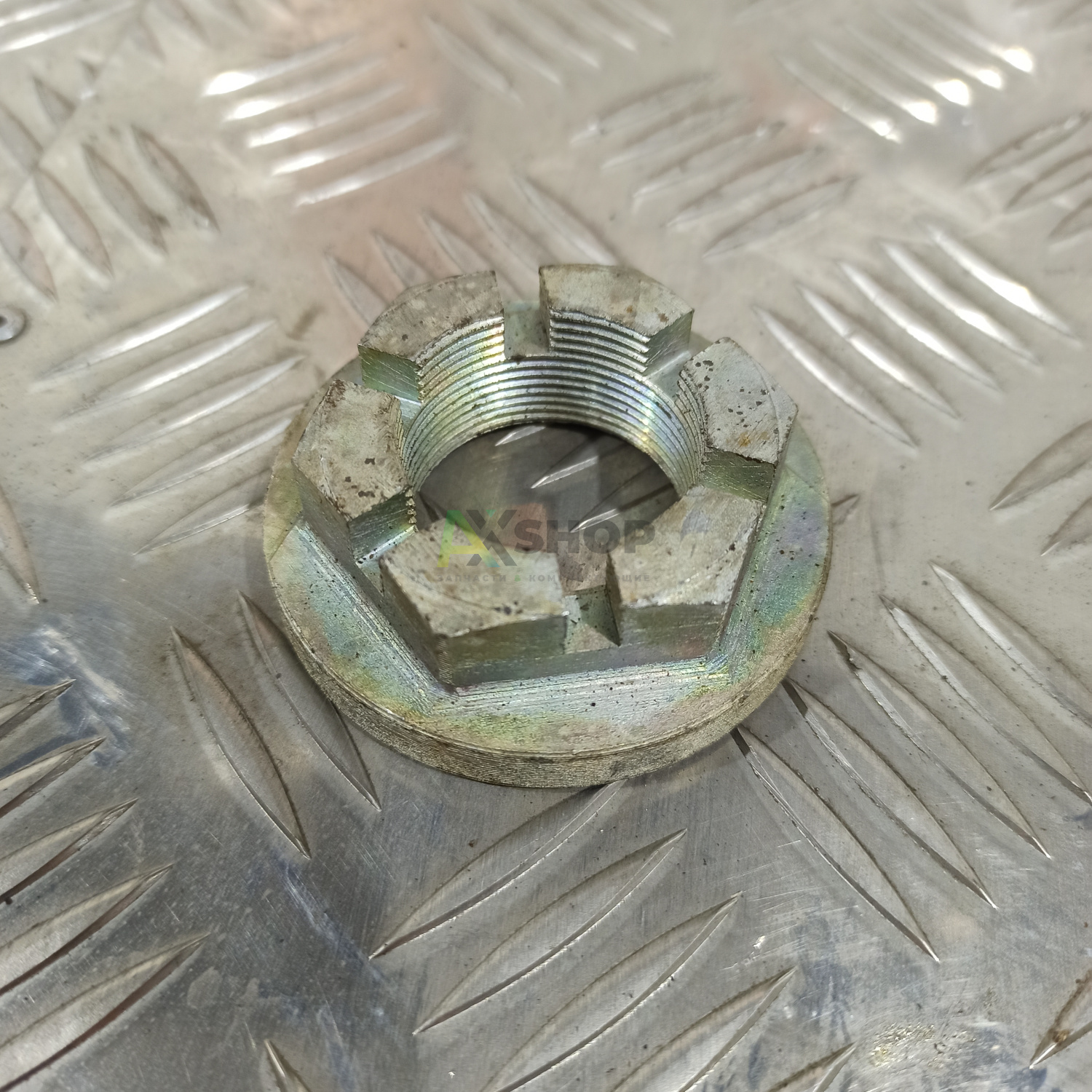 47-2601106 Гайка ведущей шестерни бортовой передачи