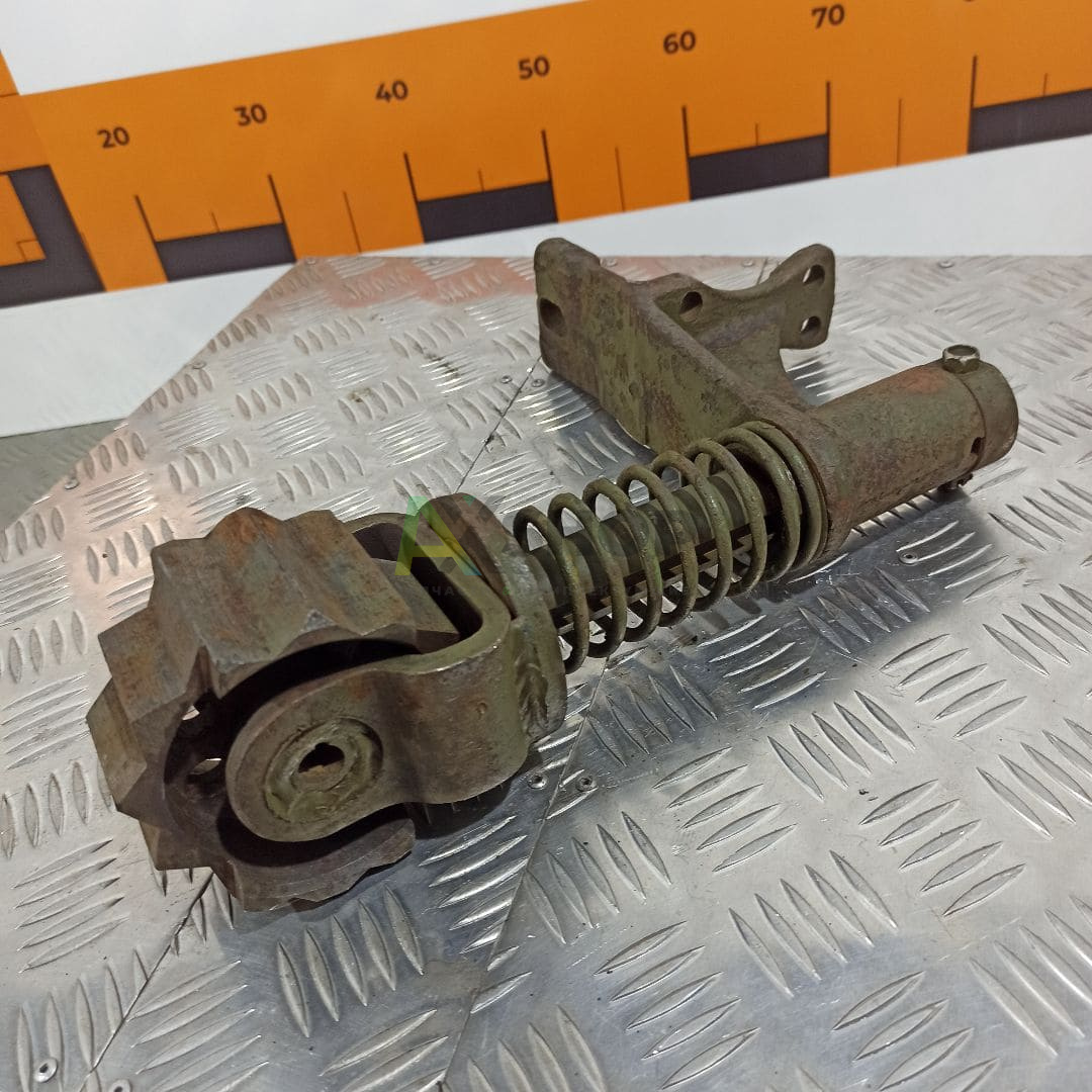 71-3216010 Снегоочиститель гусеницы правый в сборе