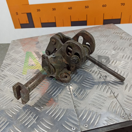 Кронштейн тормоза остановочного правый со втулками 21.23.038