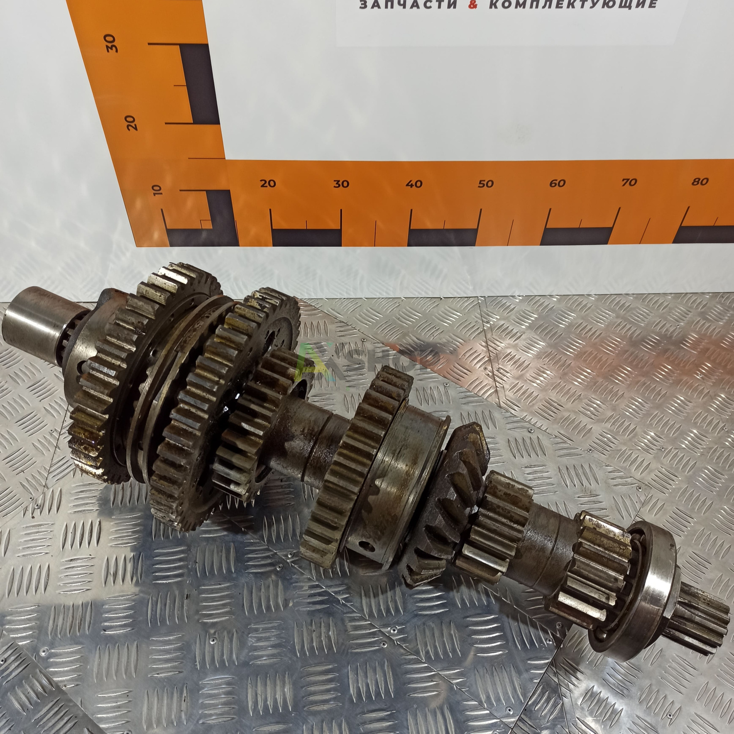 8.10.021 Вал передаточный с шестернями