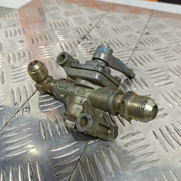 130-3520010 Кран разобщительный пневмотормозов в сборе