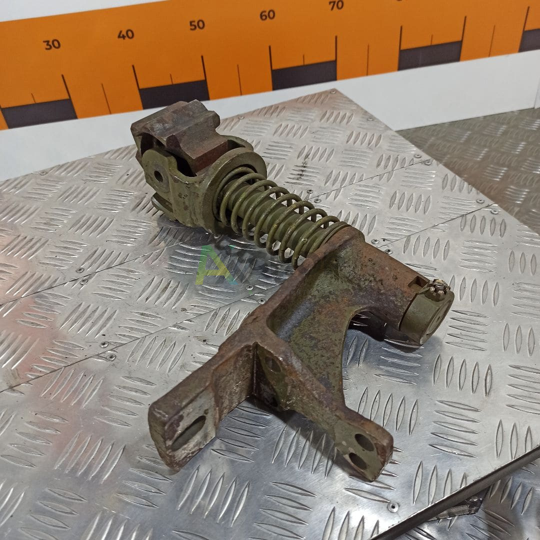 71-3216010 Снегоочиститель гусеницы правый в сборе