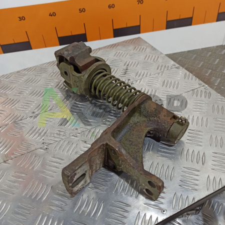 71-3216010 Снегоочиститель гусеницы правый в сборе