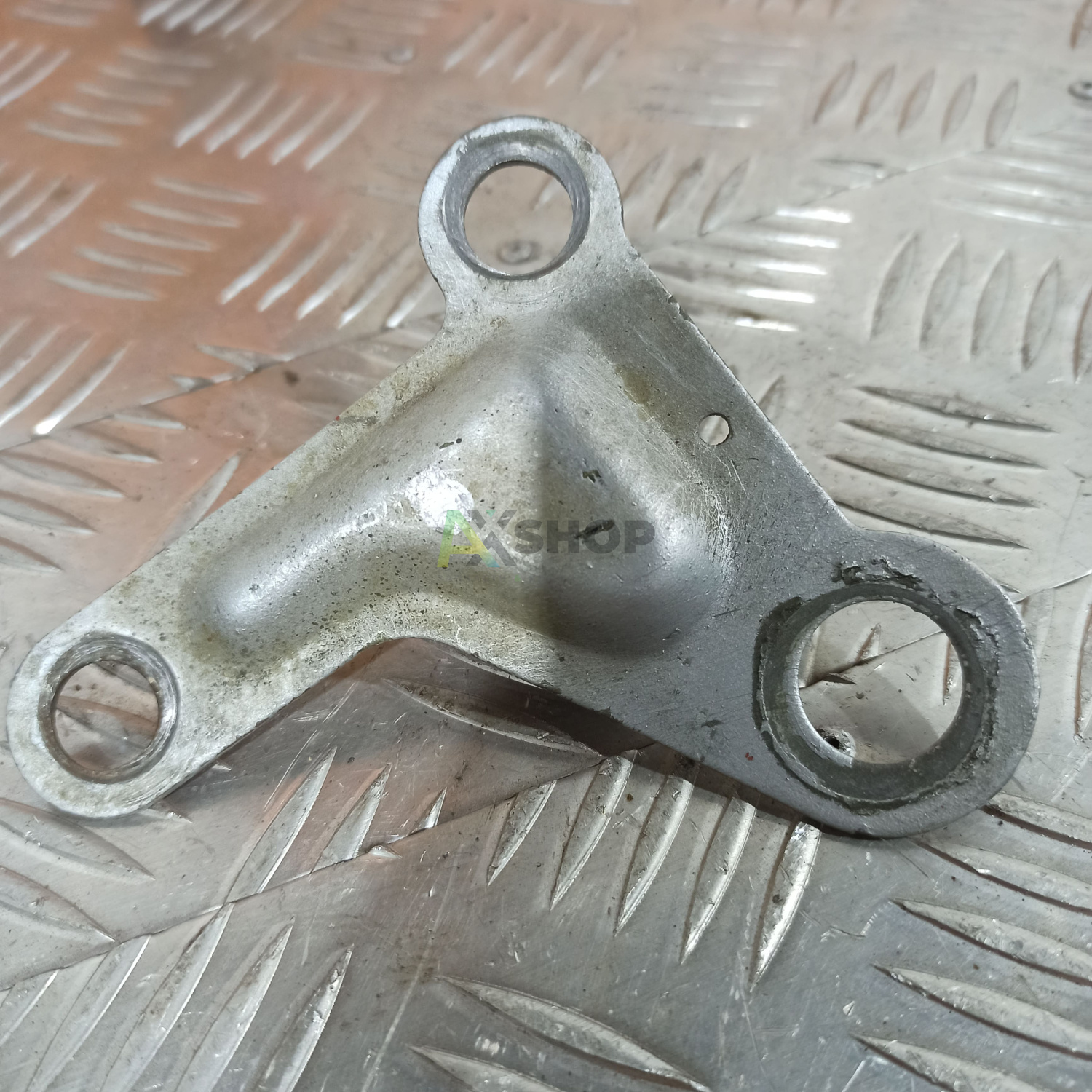 8.10.750 Кронштейн датчика манометра