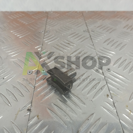 8.10.252 Сухарь переключения передач