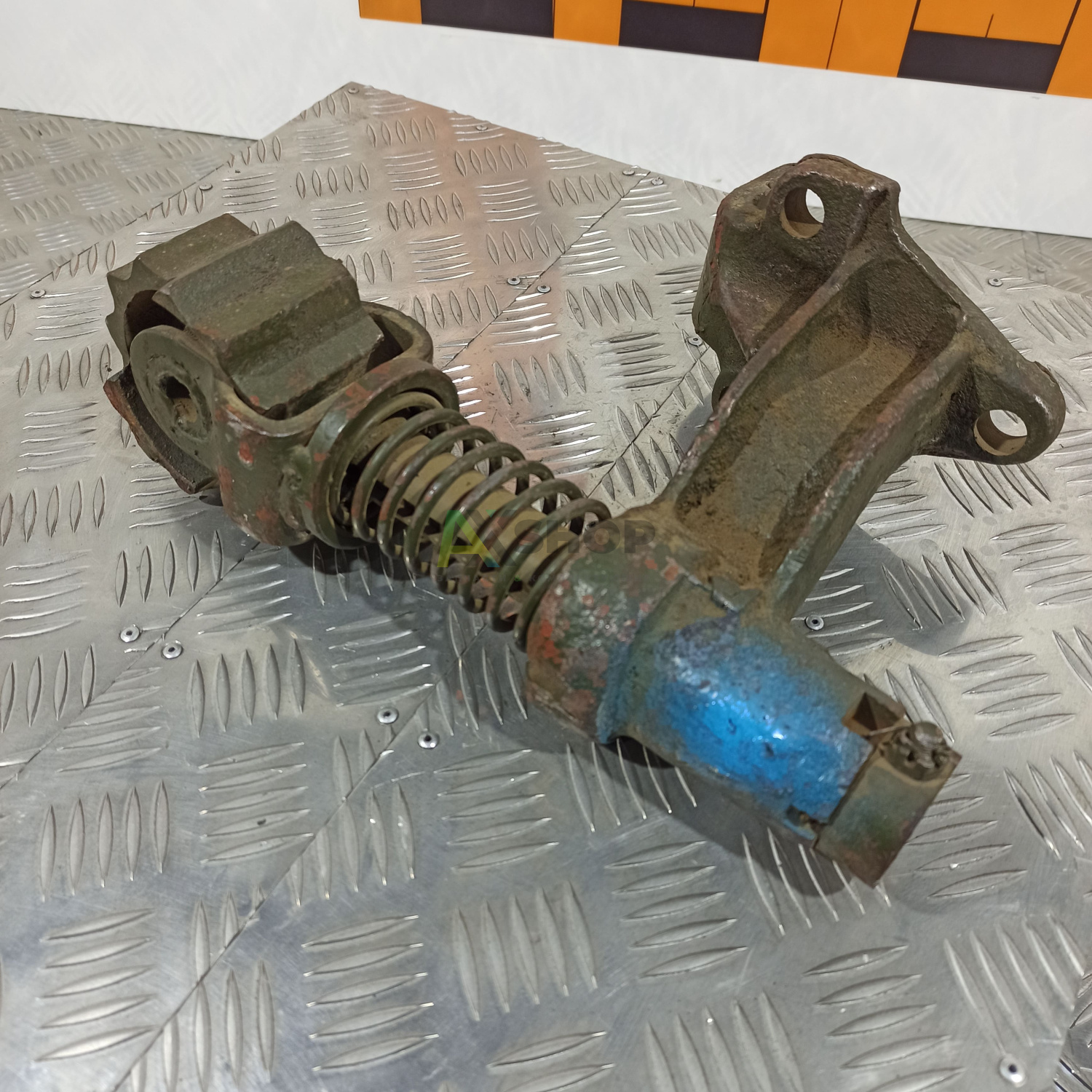 71-3216011 Снегоочиститель гусеницы левый в сборе