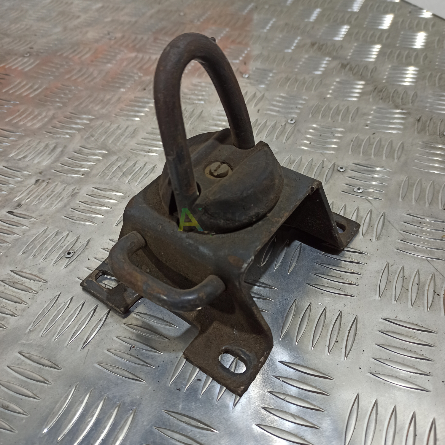 Кронштейн запора левый в сборе 5320-5018051