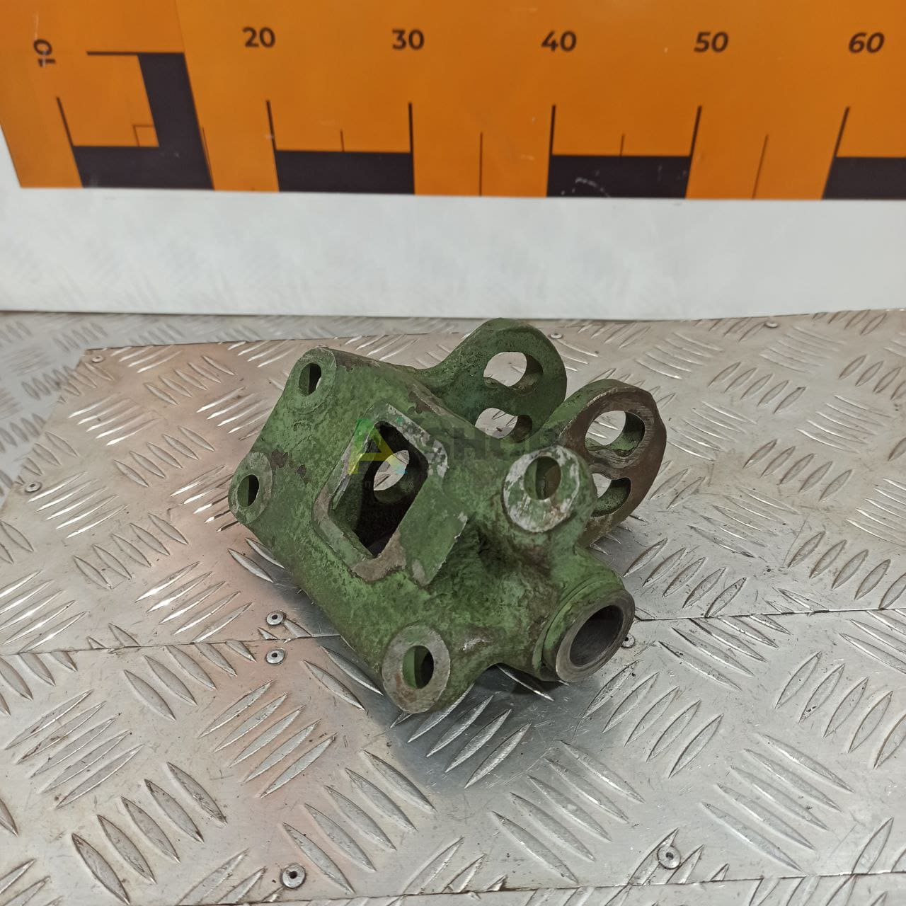 8.23.012 Кронштейн остановочного тормоза левый со втулками