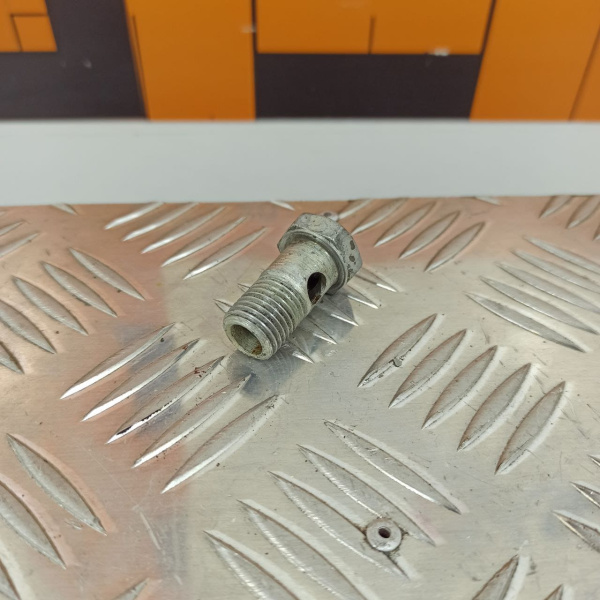 16-110 Болт поворотного угольника