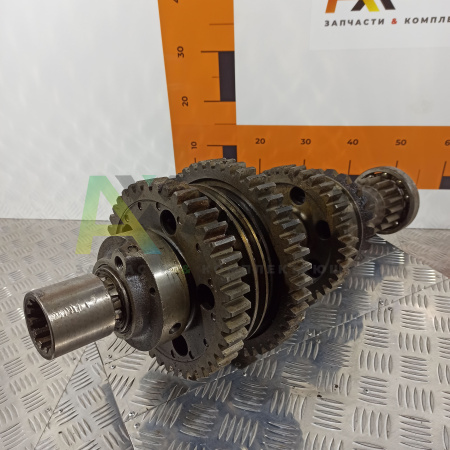 8.10.021 Вал передаточный с шестернями