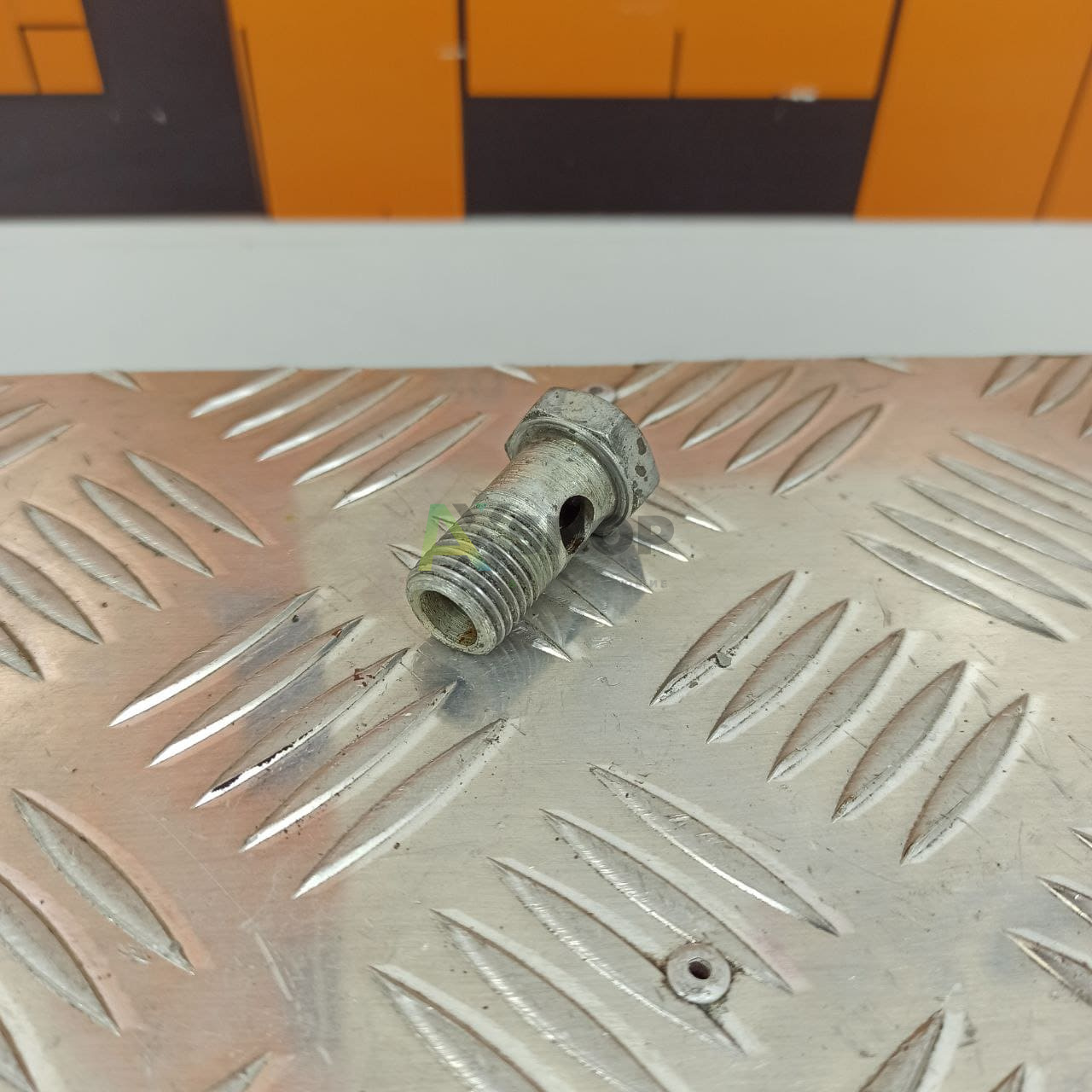 16-110 Болт поворотного угольника