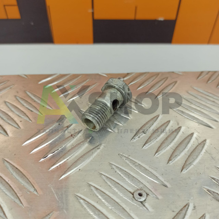 16-110 Болт поворотного угольника