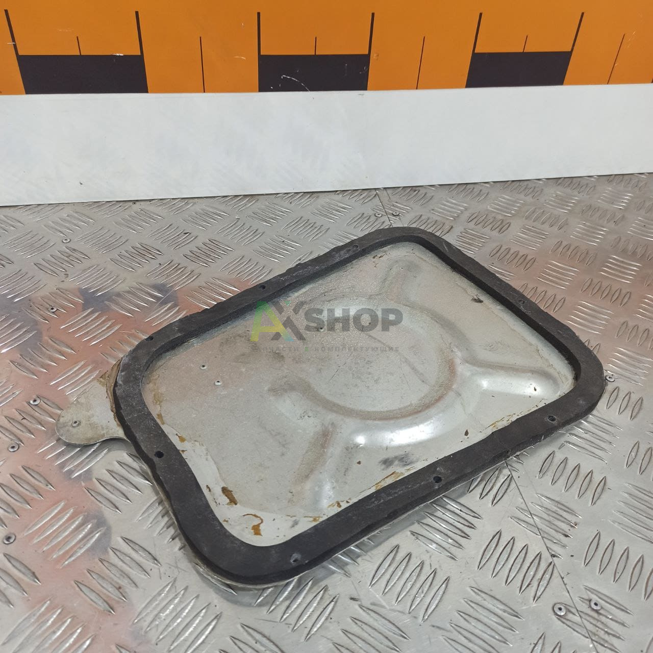 6.37.037 Крышка бокового лючка в сборе