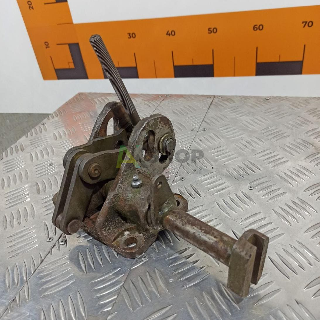 Кронштейн тормоза остановочного правый со втулками 21.23.038