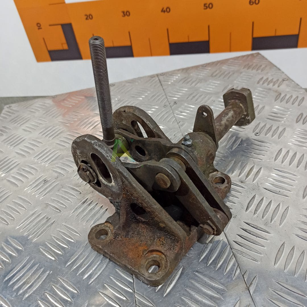 Кронштейн тормоза остановочного правый со втулками 21.23.038