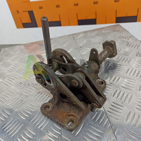 Кронштейн тормоза остановочного правый со втулками 21.23.038