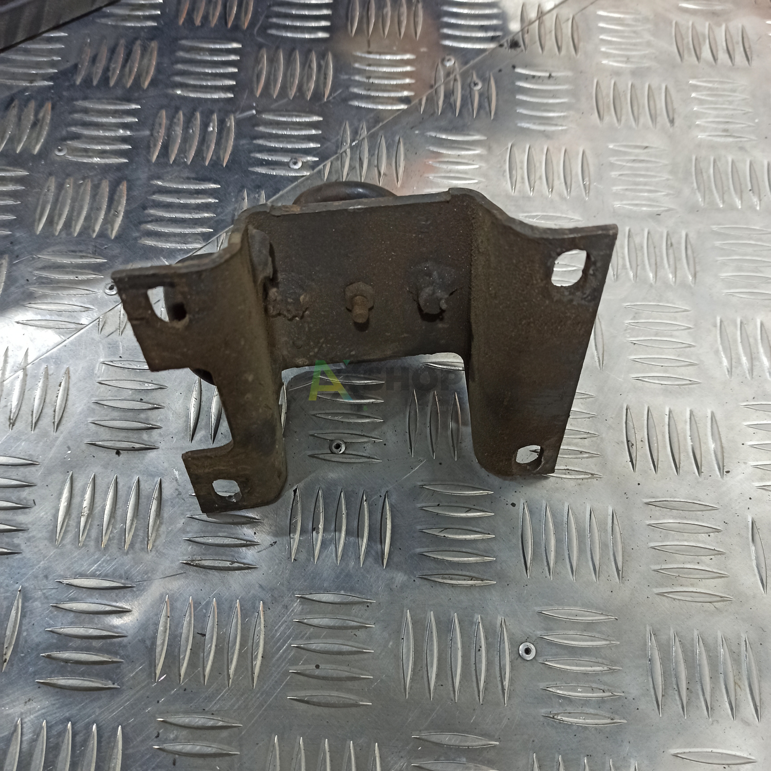 Кронштейн запора левый в сборе 5320-5018051