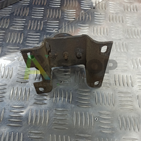 Кронштейн запора левый в сборе 5320-5018051