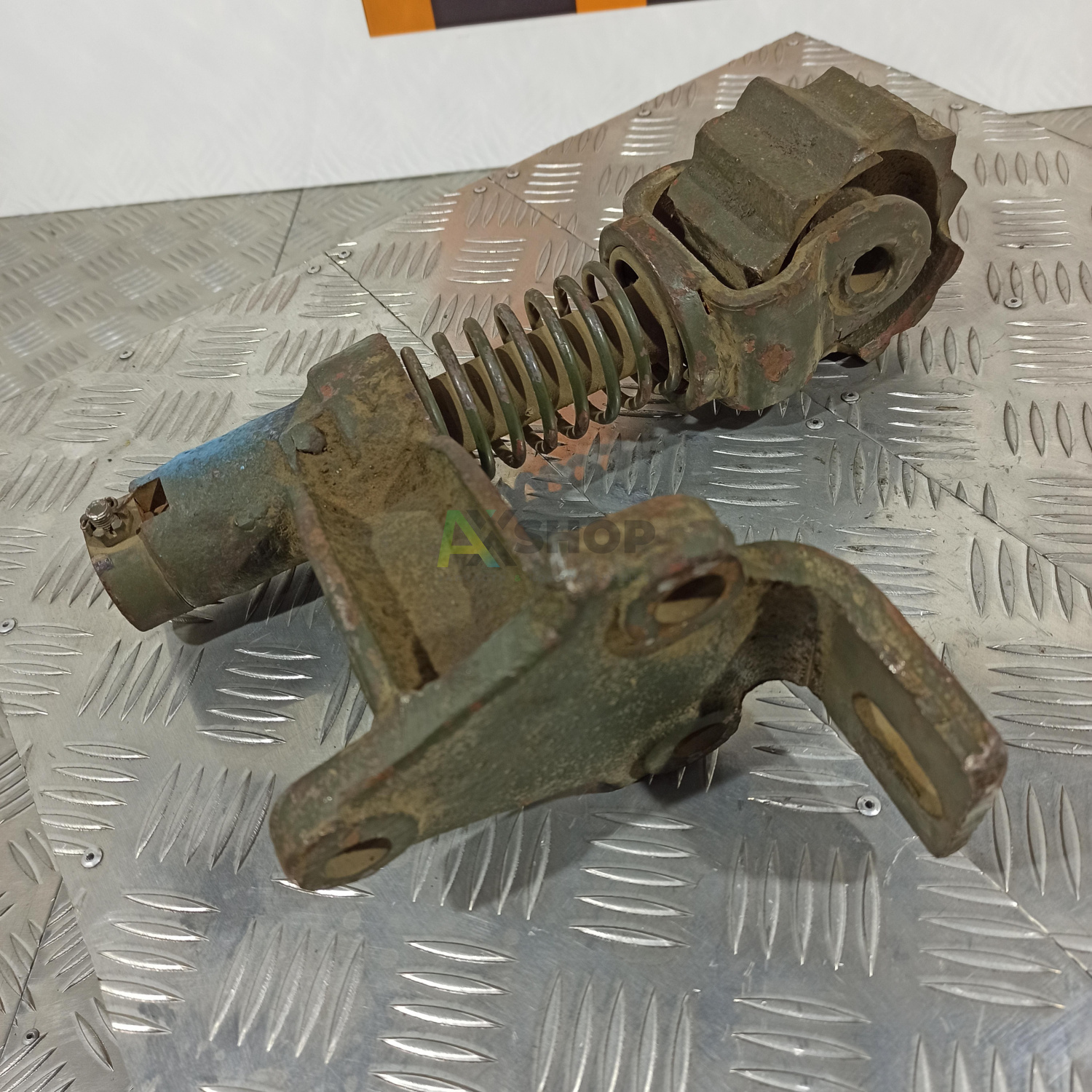 71-3216011 Снегоочиститель гусеницы левый в сборе