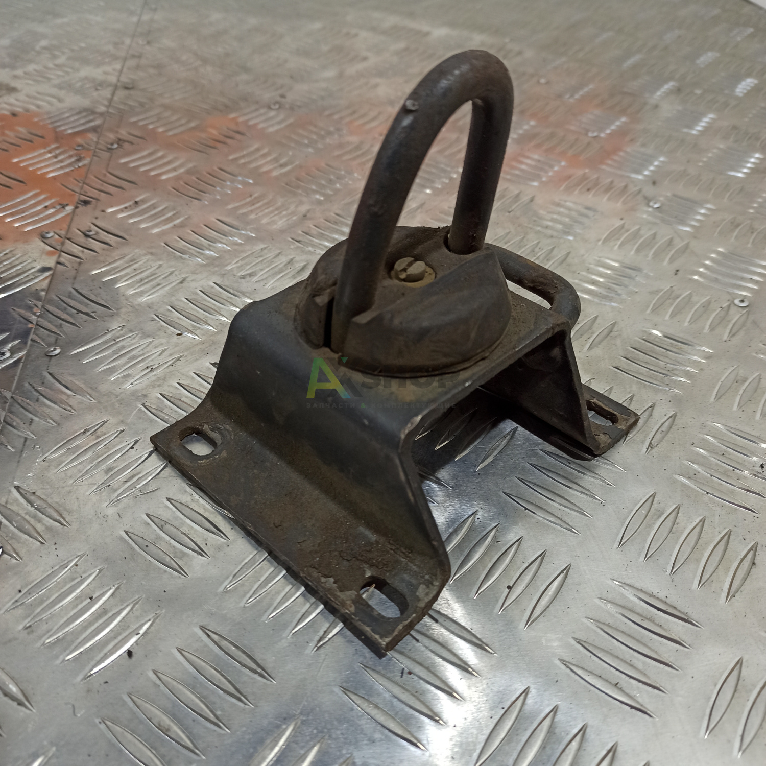 Кронштейн запора левый в сборе 5320-5018051