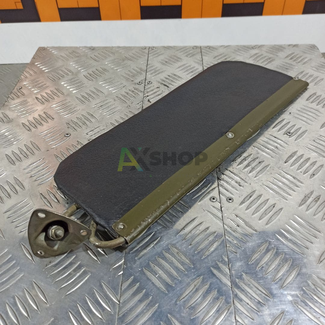 47-8204010-Б Козырек противосолнечный с кронштейном в сборе