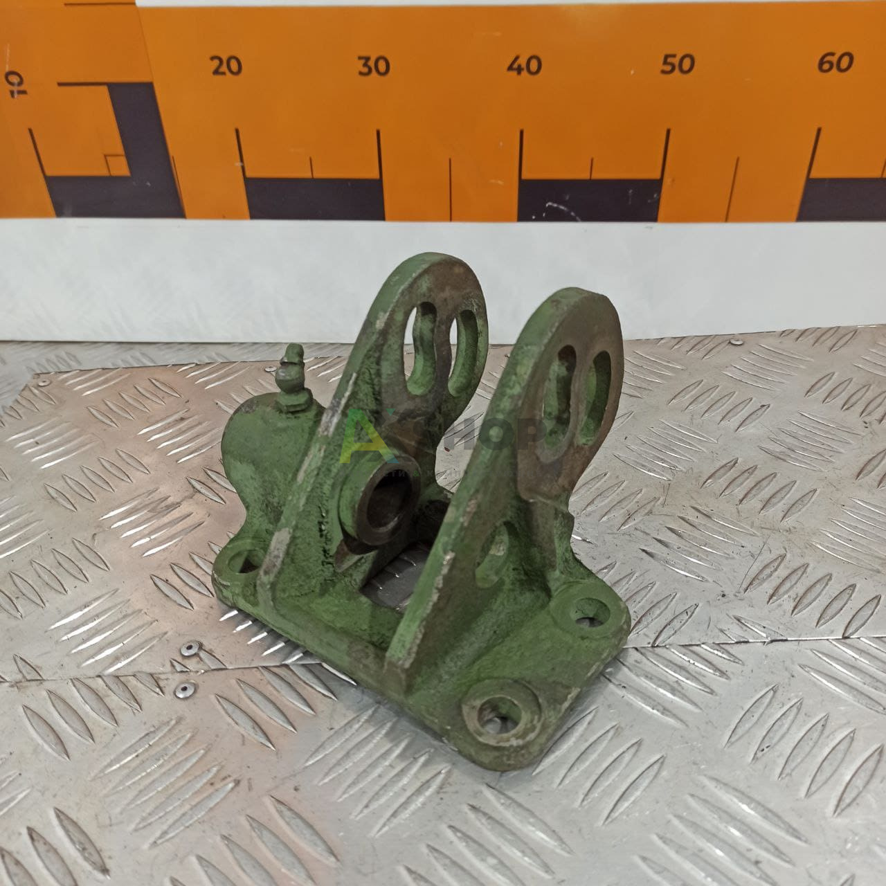 8.23.012 Кронштейн остановочного тормоза левый со втулками