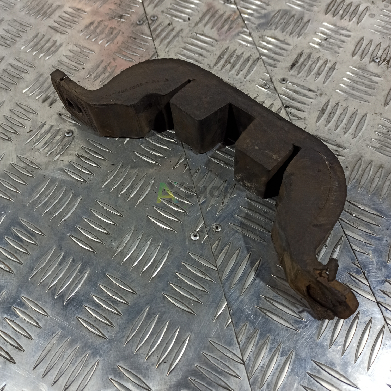 Скоба опоры двигателя 256-1001005-А1