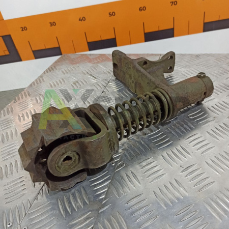 71-3216010 Снегоочиститель гусеницы правый в сборе