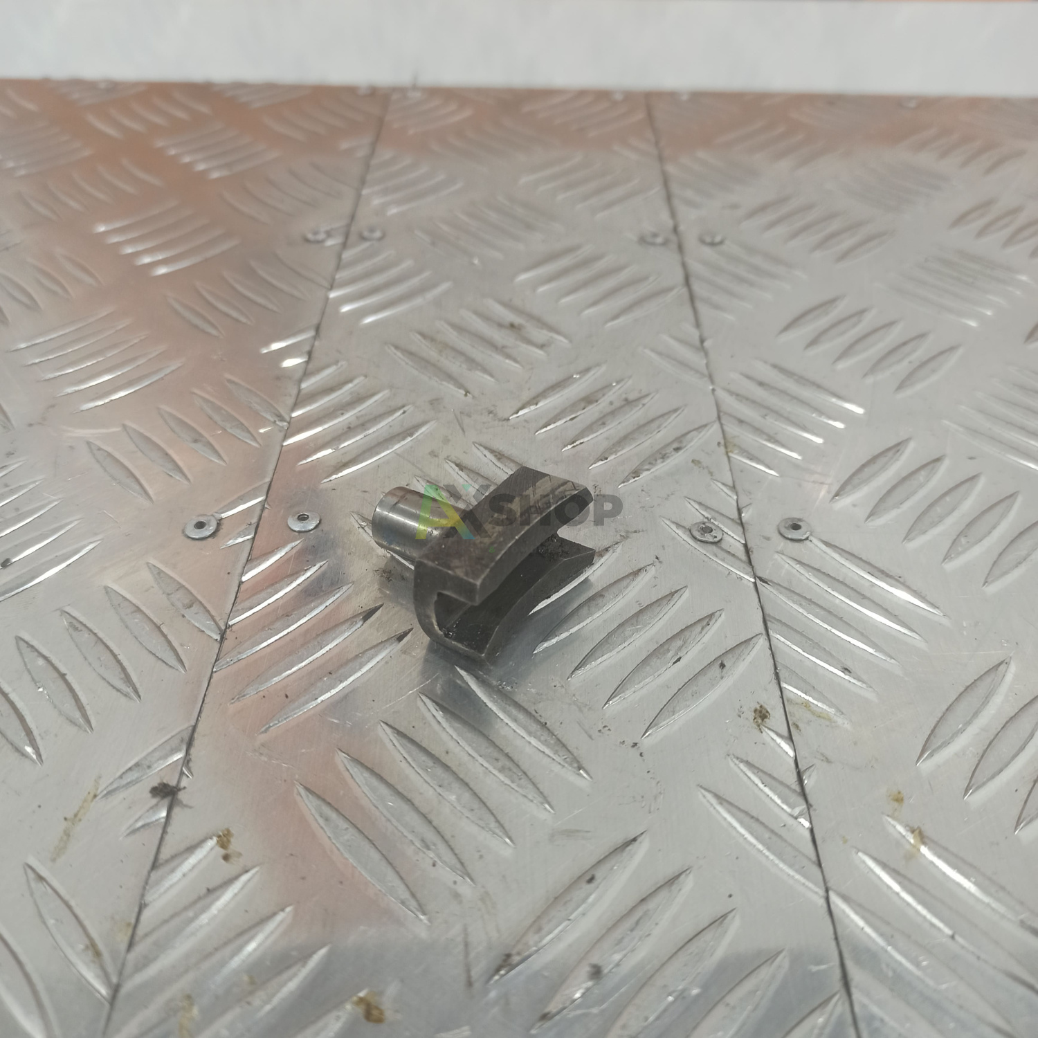 8.10.252 Сухарь переключения передач