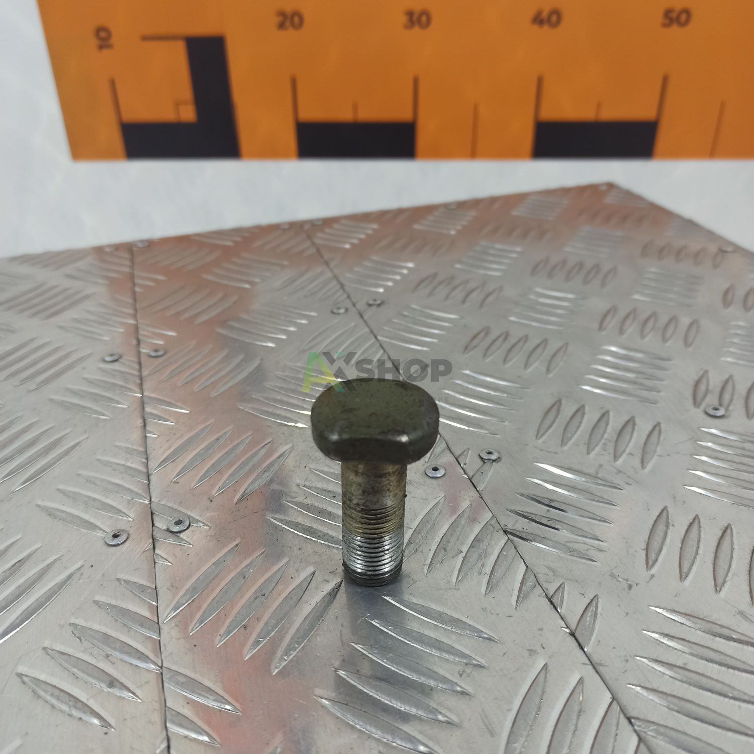 8.30.104 Болт короткий 