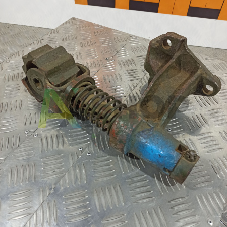 71-3216011 Снегоочиститель гусеницы левый в сборе