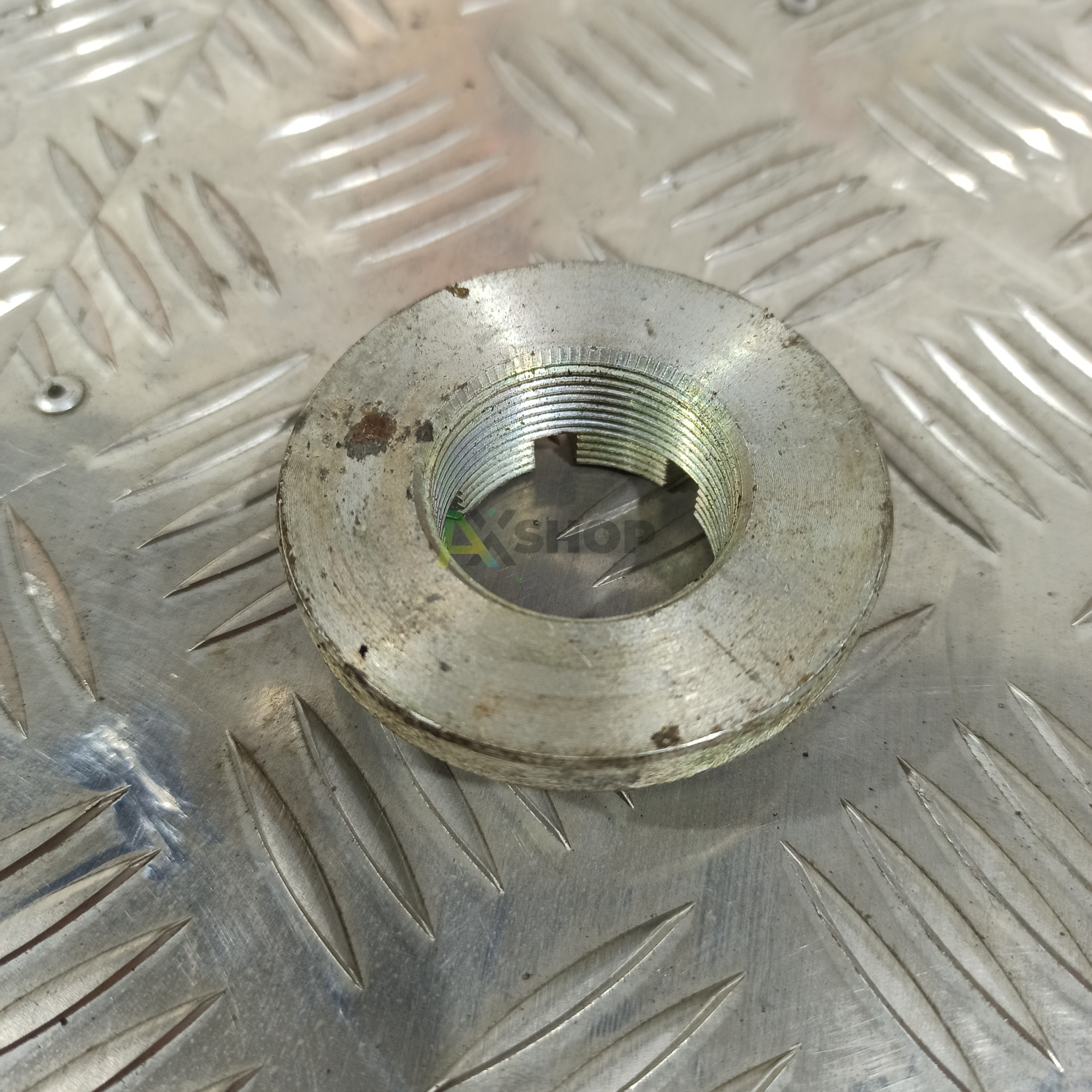 47-2601106 Гайка ведущей шестерни бортовой передачи