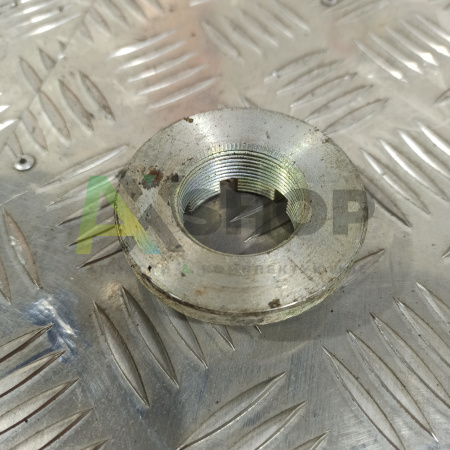 47-2601106 Гайка ведущей шестерни бортовой передачи